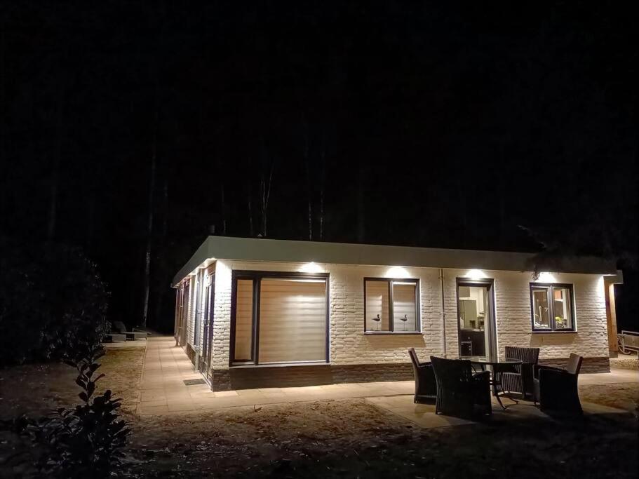 Kindvriendelijke Bungalow In Het Bos Bij Zwemmeer. Vilsteren Экстерьер фото
