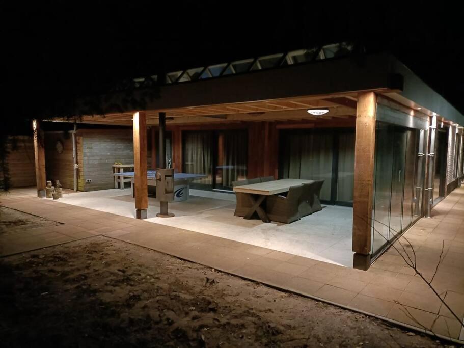 Kindvriendelijke Bungalow In Het Bos Bij Zwemmeer. Vilsteren Экстерьер фото