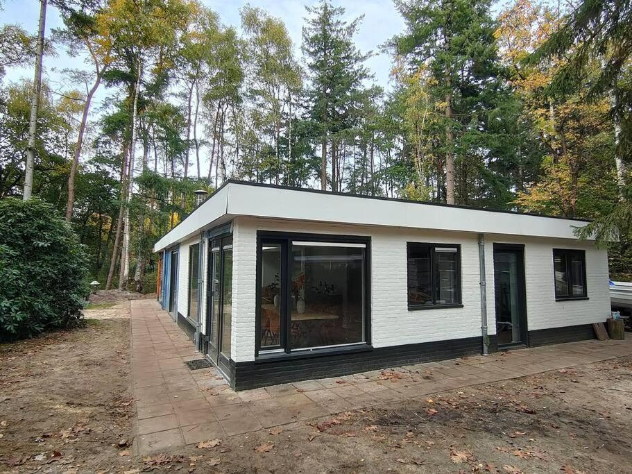 Kindvriendelijke Bungalow In Het Bos Bij Zwemmeer. Vilsteren Экстерьер фото
